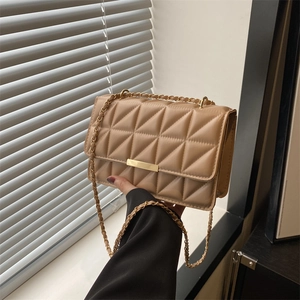 Borsa a tracolla trapuntata beige con catena dorata e chiusura geometrica minimalista