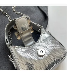 Détail du sac à paillettes argentées montrant le fermoir magnétique invisible