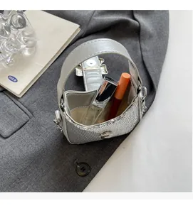 Détail intérieur du sac à main à paillettes argentées avec boucle et espace de rangement