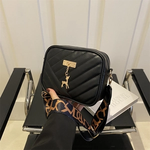 Sac Bandoulière Femme Style Coréen en Cuir PU Matelassé Mode Large Bandoulière Imprimée Petit Sac Carré Pendentif Cerf