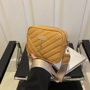 Sac bandoulière jaune gingembre avec matelassage en V, sangle large et breloque cerf