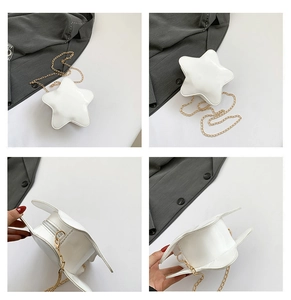 Vue détaillée du sac bandoulière blanc en forme d'étoile avec chaîne dorée et zip