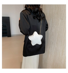 Détail du sac bandoulière blanc en forme d'étoile en cuir verni avec chaîne dorée