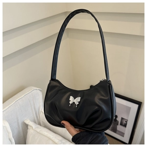 Détail du sac à bandoulière plissé noir avec fermoir papillon argenté et fermeture éclair