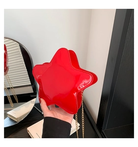 Vue détaillée du sac en bandoulière en forme d'étoile en cuir verni rouge brillant