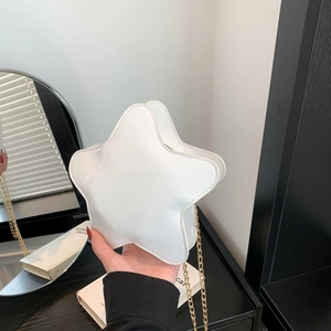 Sac bandoulière chic en forme d'étoile blanche avec chaîne dorée en décor intérieur