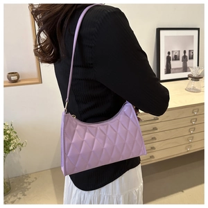 Détail du sac sous le bras matelassé violet clair avec finition brillante et zip
