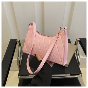 Sac à bandoulière rose matelassé avec surpiqûres élégantes et design minimaliste