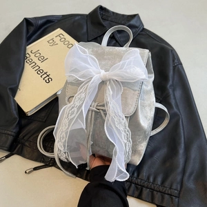 Mini sac à dos argenté avec un grand nœud en dentelle blanche pour un style chic tendance