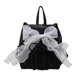 Sac à dos en velours noir minimaliste avec un grand nœud en dentelle blanche