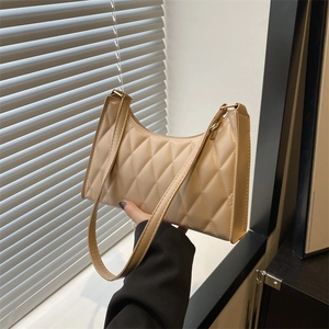 Sac à bandoulière matelassé beige au design minimaliste élégant avec couture en losange