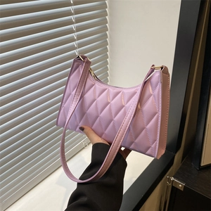Sac sous le bras matelassé lavande pour femme avec surpiqûres en losange et style chic