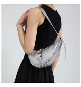 Sac sous le bras argenté en forme de croissant avec boucle et bandoulière en chaîne