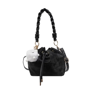 Elegante bolso tipo cubo negro con cordón, textura de terciopelo y colgante de peluche