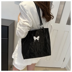 Sac fourre-tout noir texturé avec décoration papillon argenté et fines bretelles souples
