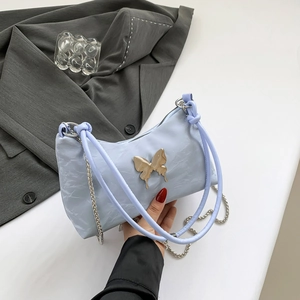 Hellblaue plissierte Umhängetasche mit goldener Schmetterlingsschnalle und Silberkette
