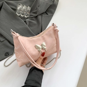 Rosa Schultertasche mit Schleifen-Dekor, Marmor-Textur und silberner Kette