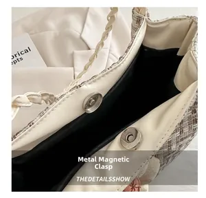 Dettaglio della chiusura magnetica e del tessuto intrecciato su borsa a secchiello