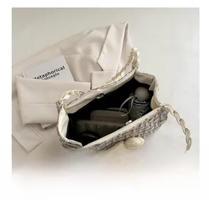 Grande borsa tote in paglia beige con interno spazioso per oggetti quotidiani