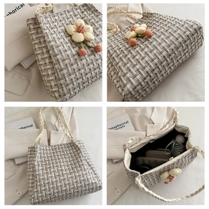 Dettagli della borsa tote in tweed con ciondolo floreale e ampio spazio interno