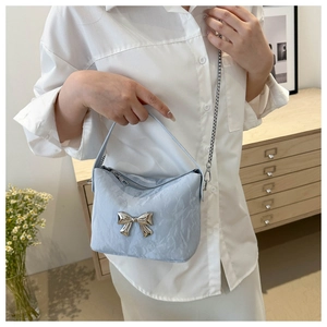 Détail du sac à main bleu clair plissé en PU avec nœud argenté et bandoulière