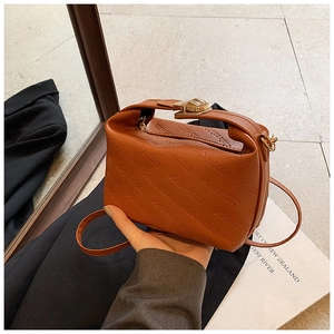 Détail du sac marron caramel avec motif gaufré rich rabbit et fermoir doré chic