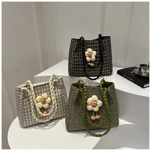 Dettagli di borse tote intrecciate con fiori 3D e manici in corda intrecciata