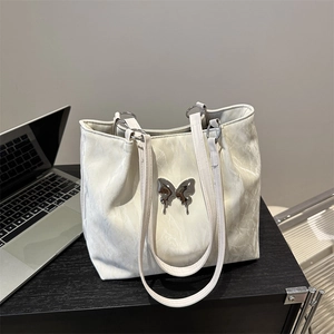 Sac Cabas Femme Grande Capacité en Cuir PU Plissé Décoration Papillon Métal Sac à Épaule Simple Urbain Fourre-Tout