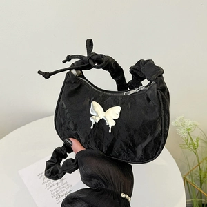Sac à bandoulière noir plissé tendance avec un ornement papillon en métal argenté
