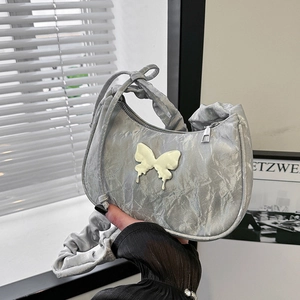 Sac croissant argenté métallisé en tissu plissé avec détail papillon 3D argenté