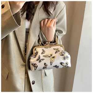 Broderie détaillée de papillons sur sac en soie ivoire avec fermoir métallique doré chic