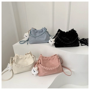 Sélection de sacs à bandoulière avec poignée tressée en quatre couleurs et pendentifs