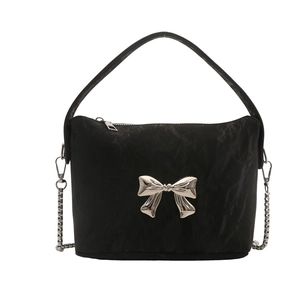 Sac à bandoulière minimaliste en cuir PU noir avec texture plissée et nœud métallique