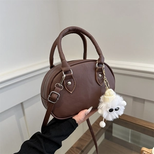 Mini borsa Boston retrò in pelle marrone con ciondolo a mostro di peluche e manico