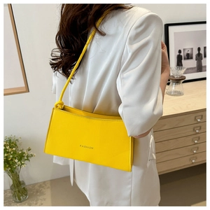 Détail d'un sac sous le bras rectangulaire jaune vif avec bandoulière nouée et texte Fashion