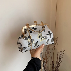 Bolso bandolera elegante en satén gris con bordado de mariposa y cierre metálico