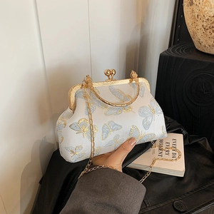 Elegante bolso bandolera blanco con bordado de mariposas, cierre de corazón y cadena