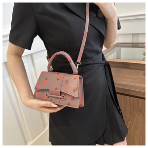 Detail van bruine kunstlederen crossbodytas met fris rood aardbeienpatroon dessin