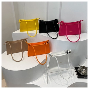 Sacs à bandoulière rectangulaires minimalistes en diverses couleurs avec lettrage mode