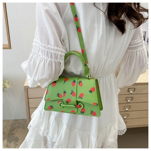 Stijlvolle groene crossbody tas met aardbeienprint en details van generfd leer