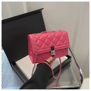 Détail du sac à main matelassé rose avec bandoulière chaîne et fermoir métallique
