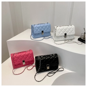 Détails des sacs à chaîne matelassés en bleu clair, blanc, rose rouge et noir
