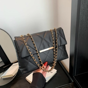 Borsa a tracolla trapuntata nera classica con dettagli dorati e catena elegante