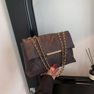 Borsa a tracolla trapuntata marrone scuro con chiusura dorata e motivo a rombi chic