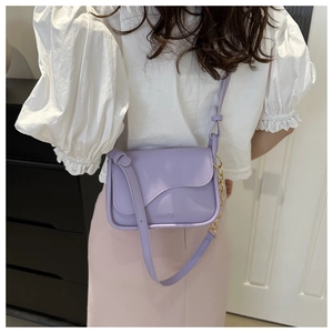 Détail de vue arrière d'un sac à bandoulière violet avec rabat ondulé et chaîne dorée