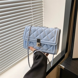 Sac bandoulière bleu clair matelassé avec chaîne et fermoir rotatif argenté élégant