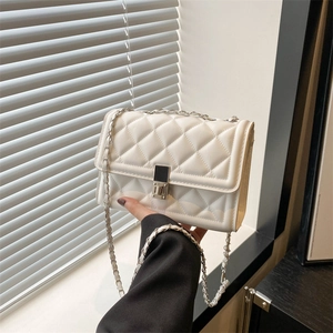Sac bandoulière blanc matelassé avec surpiqûres losanges, chaîne argentée et fermoir pivot