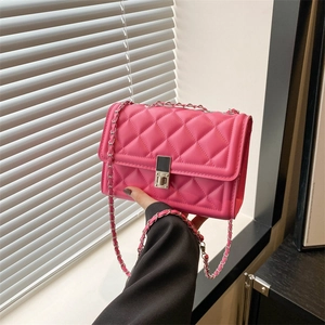 Sac bandoulière matelassé rose vif avec chaîne argentée et fermoir métallique chic