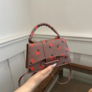 Mini bruine handtas met aardbeienprint en lychee textuur voor hand en crossbody