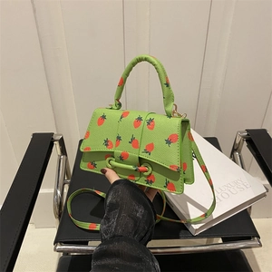 Mini groene crossbody handtas met aardbeienprint, handvat en kiezelvleugelig lederen textuur